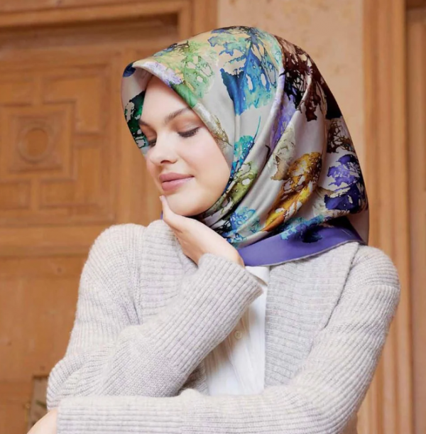 Hijab syal dengan motif floral yang manis dan feminin